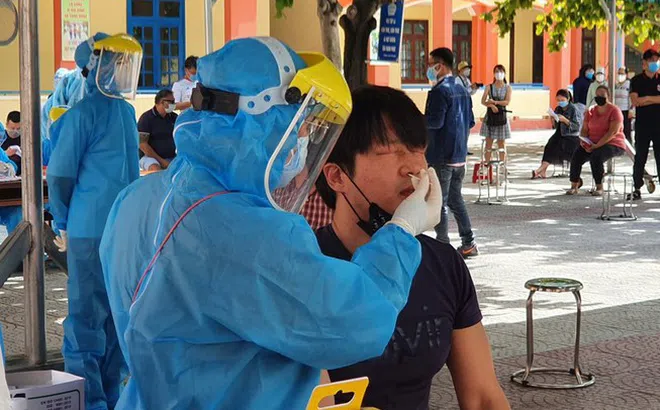 Bắt đầu xét nghiệm COVID-19 theo kiểu mới, mỗi gia đình 1 người