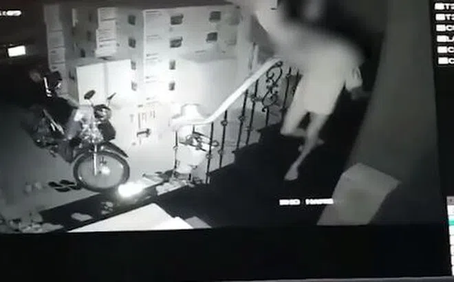 Xôn xao clip tên trộm thả rông vòng 3, khoắng sạch tiền rồi chuồn lẹ