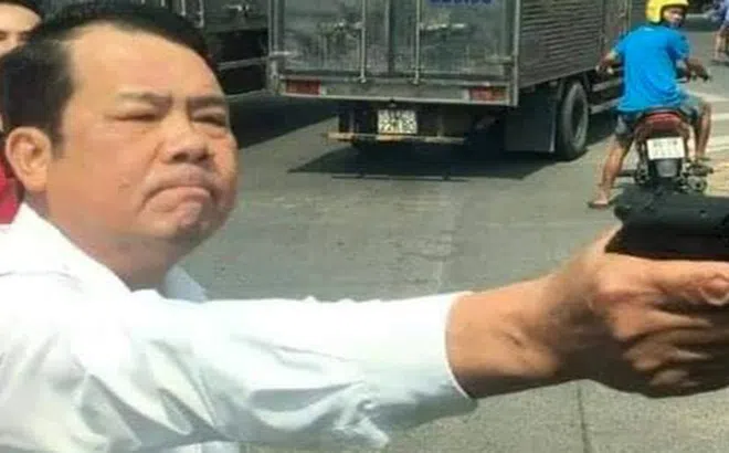 Khởi tố giám đốc công ty bảo vệ dùng súng dọa "bắn vỡ sọ" tài xế xe tải