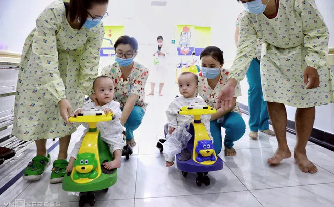 Trúc Nhi - Diệu Nhi tập bò, tập đứng sau đại phẫu thuật