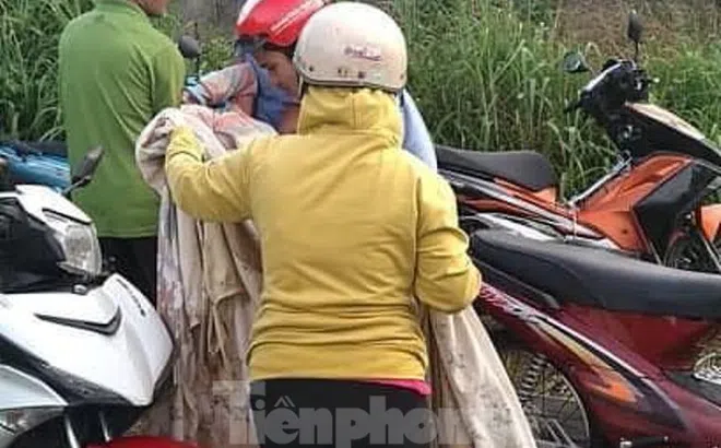 Ôm con trai 1 tuổi nhảy cầu tự tử, người mẹ may mắn được cứu sống, đứa con nhỏ tử vong