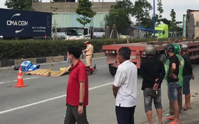 Va chạm với container, người đàn ông bị bánh xe cán tử vong