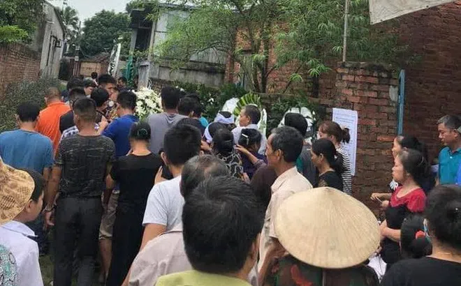 Thanh niên Hà Nội bị sét đánh tử vong khi vừa sạc pin vừa dùng điện thoại