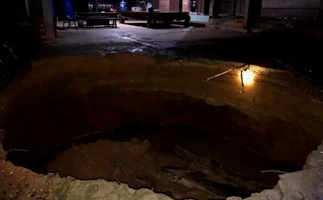 "Hố tử thần" khổng lồ bất ngờ xuất hiện trong nhà dân, nuốt chửng một phần sân