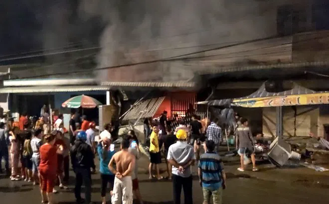 Sau loạt tiếng nổ lớn, cửa hàng điện tử bốc cháy dữ dội