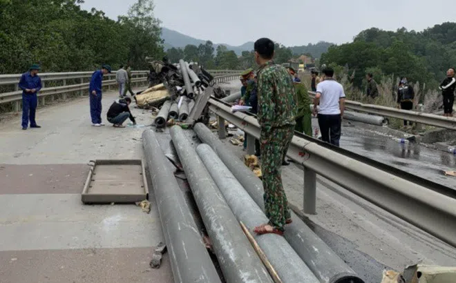 Đâm vào dải phân cách, tài xế xe đầu kéo bị cột điện đè tử vong