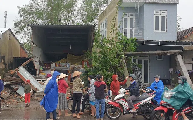 Xe container mất lái lao lên vỉa hè, tông hàng loạt nhà dân