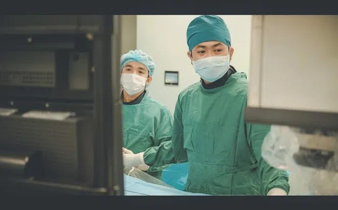 Bé trai 3 tuổi đang chơi với bạn bỗng dưng đột quỵ, xuất huyết não