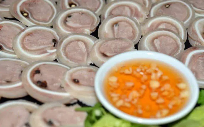 Tai heo cuộn lưỡi thơm ngon, lạ miệng, bày lên mâm là hết