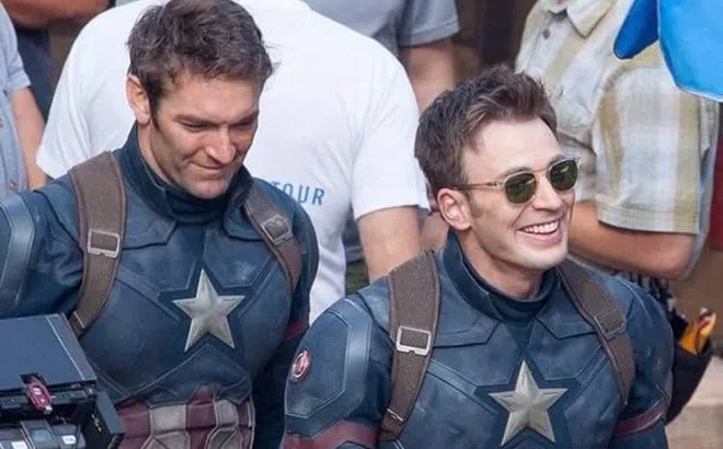 Ngoại hình giống như sinh đôi của sao Hollywood và diễn viên đóng thế