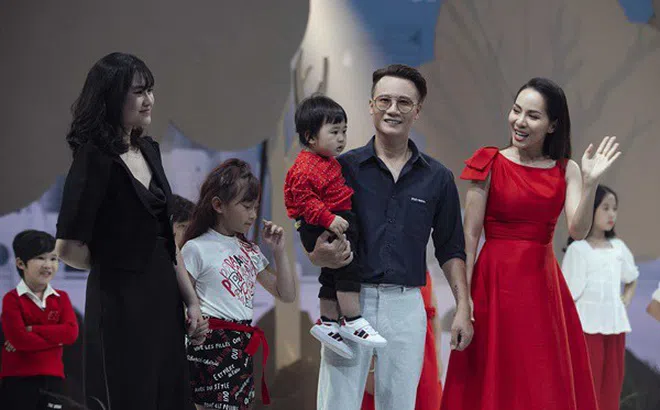 Hoàng Bách dẫn cả gia đình lên sàn catwalk, song ca cùng con gái tại VJFW 2020