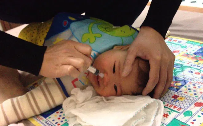 Cảnh báo nguy hiểm khi tự hút mũi cho trẻ ở nhà