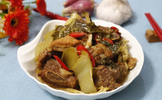 Trời mát, tối nay chị em tranh thủ làm sườn kho dưa chua đậm đà hao cơm cho cả nhà