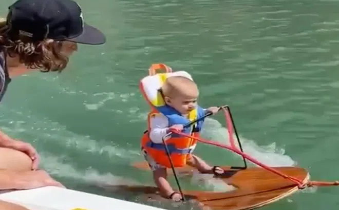 Bé trai 6 tháng tuổi bất ngờ "nổi như cồn" vì lướt ván như vận động viên chuyên nghiệp
