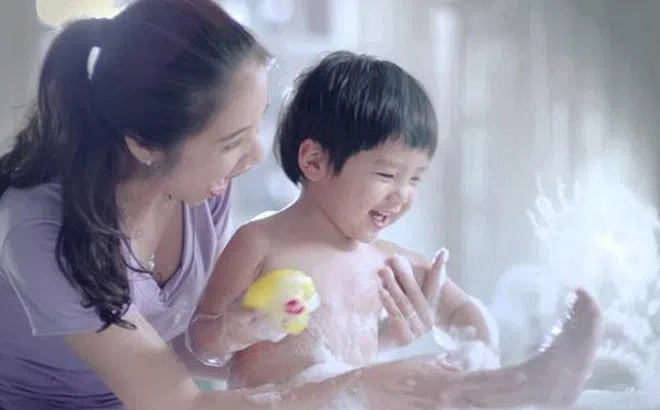Thời tiết thay đổi, mẹ lưu ý tắm cho con đúng cách để tránh ốm đau, cảm lạnh