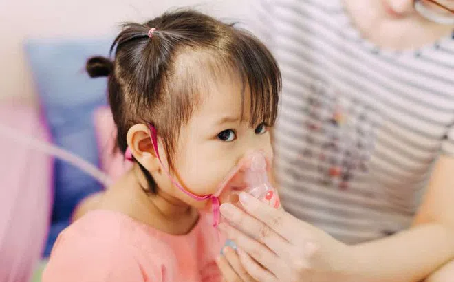 Bệnh viêm đường hô hấp vào mùa, mẹ cần đưa trẻ vào viện khẩn trương khi có dấu hiệu này