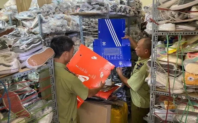 Thu giữ hơn 5.000 sản phẩm giả mạo nhãn hiệu Nike, Adidas
