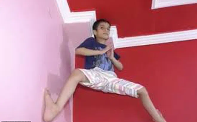 Clip: Cậu bé "người nhện" leo tường bằng tay không