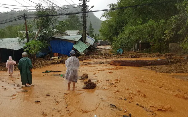 Sạt lở đất nghiêm trọng tại Quảng Nam, vùi lấp nhiều nhà dân
