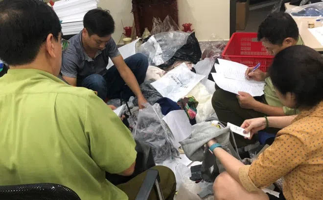 Hà Nội: Kiểm tra, bắt quả tang cơ sở đang “hô biến” hàng Trung Quốc thành hàng hiệu