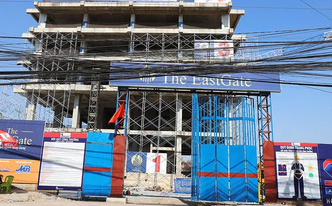 Công nhân rơi từ tầng 13 dự án chung cư The EastGate xuống đất tử vong