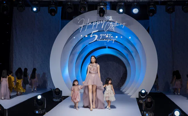 Siêu mẫu Bùi Quỳnh Hoa nhịn ăn giữ dáng chuẩn làm vedette